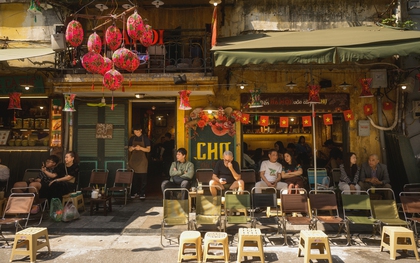 Hà Nội chiều 29 Tết nhẹ tênh, dân tình tranh thủ đi cà phê trong khung cảnh hiếm thấy