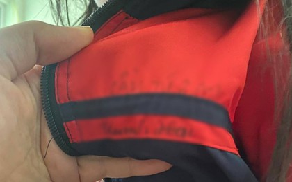 Nhìn dòng chữ trên chiếc áo thất lạc của con, bà mẹ Hà Nội giận run người: Vấn đề tưởng nhỏ mà lại rất nghiêm trọng!