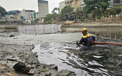 Công nhân ngâm mình trong nước bẩn, nạo vét cống, sông Hà Nội ngày 29 Tết