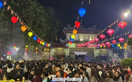 Đà Nẵng: Biển người về thiền viện hái lộc sau giao thừa