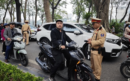 Chùm ảnh: CSGT tại Hà Nội ra quân đo nồng độ cồn từ 10h sáng Mùng 1 Tết