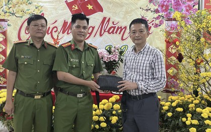 Mất giỏ xách chứa hơn 200 triệu đồng và 6.800 USD đúng đêm Giao thừa, người đàn ông vỡ òa sau 120 phút tìm lại đầy đủ