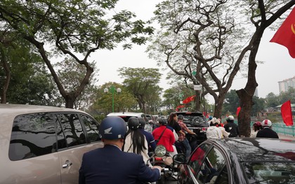 Mùng 1 Tết ở Hà Nội: Có một con đường tắc cứng từ sáng sớm, nhìn thôi đã thấy nô nức