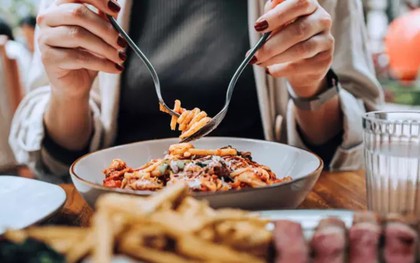 Ung thư đại trực tràng ở người trẻ tăng 45%, chuyên gia cảnh báo 7 nhóm thực phẩm nên hạn chế