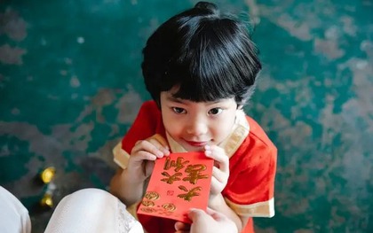 Đưa con sang nhà sếp chúc Tết, con hồn nhiên: "Nhà bác này giàu nhỉ, kiểu gì lì xì cũng to" làm bố mẹ ngượng cháy mặt