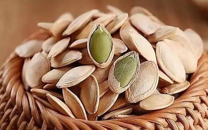 Ăn hạt bí đỏ giúp bổ dưỡng, nhưng sau 60 tuổi cần nhớ 5 điều này để tránh rước bệnh vào người