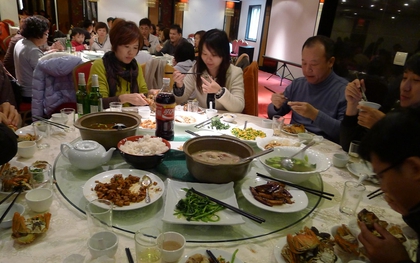 Buổi họp lớp 40 người, 5 người lương 3,7 tỷ ngồi riêng một bàn: Lớp trưởng nói 1 câu khiến cả 5 buông đũa