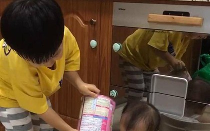 Nấu cơm trong bếp để hai con nhỏ chơi với nhau ngoài phòng khách, người mẹ suýt ngất khi thấy hành động này