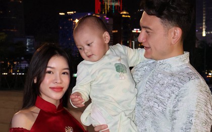 Gấp 3 visual Tết: Thủ môn Lâm Tây ôm con trai cưng, Yến Xuân vững phong độ nàng WAG quyến rũ nhất làng bóng đá