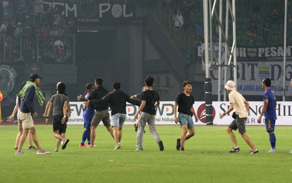 Sốc: Đội nhà bị loại, CĐV Indonesia tràn xuống sân tấn công khiến trọng tài và cầu thủ Thái Lan phải chạy trốn