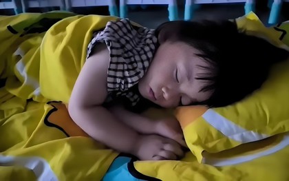 Bé gái 4 tuổi ở nhà không ngủ trưa bao giờ, đi học mầm non bỗng ngủ li bì, người mẹ xem camera rồi "nổ tung" vì tức giận