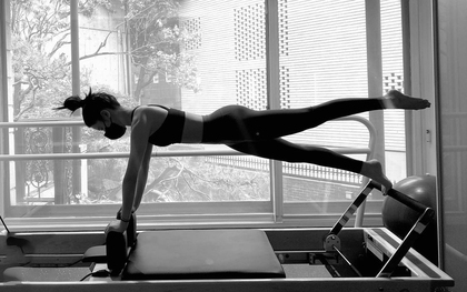 Người tình của Kim Seon Ho dáng thon, cổ thiên nga nhờ nguyên tắc giữ dáng đơn giản