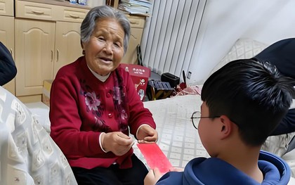 Bà nội mừng tuổi cháu 1 triệu nhưng nói thêm một câu giữa phòng khách đông người khiến con dâu tái mặt