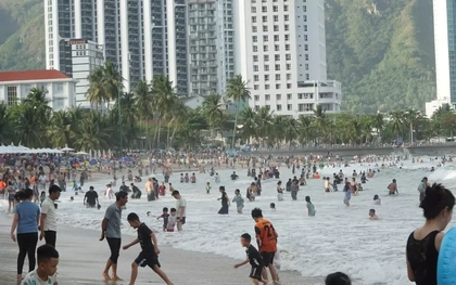 Cứu 10 người bị sóng lớn cuốn tại biển Nha Trang