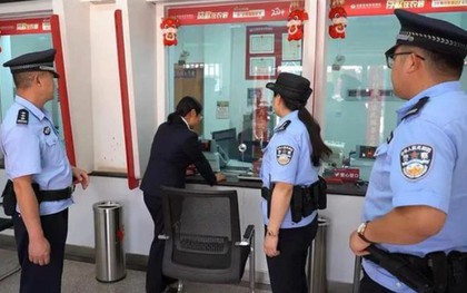 Thấy khách hàng mới mở tài khoản được 4 ngày đã nhận hơn 752 triệu đồng rồi rút ngay 225 triệu, nhân viên lập tức báo công an