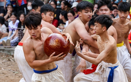 Trai tráng mình trần vật cầu 20kg, tranh tài nảy lửa tại hội làng Thúy Lĩnh