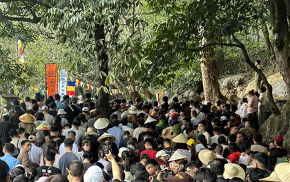 Cảnh tượng ngày Tết tại lễ hội "kéo dài lâu nhất" Việt Nam: Nhiều người không tin vào mắt mình