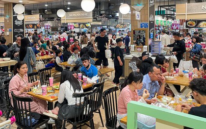 Rời mâm cỗ Tết, dân Thủ đô đổ xô đi 'giải ngán'