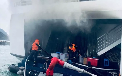 Tàu du lịch ở Cát Bà bốc cháy giữa trưa, 32 người được giải cứu kịp thời