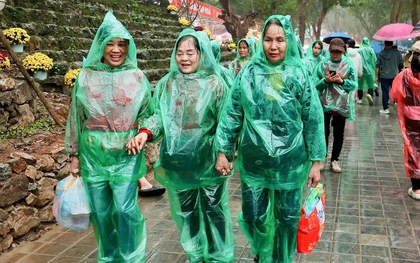Mưa xuân nặng hạt, hàng vạn người vẫn đội mưa trẩy hội Chùa Hương