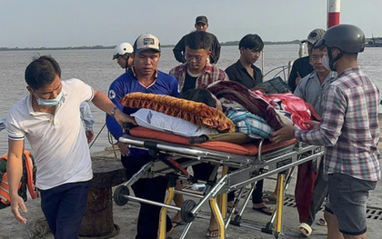 Đang điều khiển tàu, thuyền trưởng bất ngờ co giật, bất tỉnh