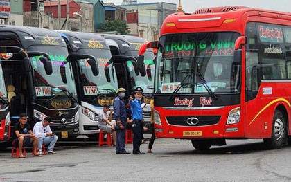 Giá vé xe, vé máy bay sau mồng 6 Tết thay đổi ra sao? Nhiều người bất ngờ khi tra lại