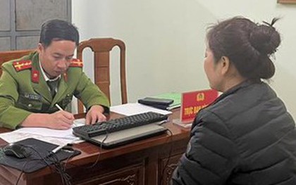 Đậu xe trên đường bất ngờ bị một người phụ nữ đến thu tiền bến bãi