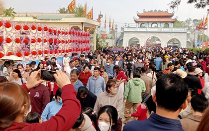 Hàng vạn du khách đổ về ngôi đền thiêng dưới chân núi Nưa xin "nước thánh"