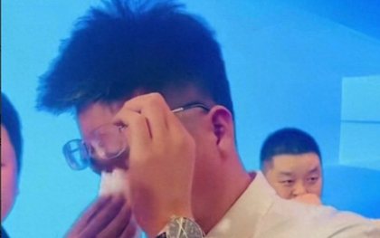 Thưởng tiền mặt, tặng vàng vẫn thấy "quá ít", Chủ tịch công ty bật khóc rồi đưa ra một quyết định khiến 300 nhân viên lặng người