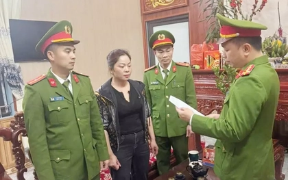 Bắt khẩn cấp người phụ nữ thu tiền xe trái phép người đi lễ đầu năm