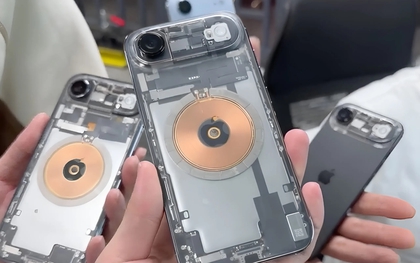 Đây là iPhone Air độc lạ nhất: Lưng trong suốt lộ hết nội thất, thêm cả khe SIM thật