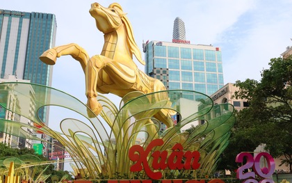 Đường hoa Nguyễn Huệ giữ lại hai đại cảnh thêm một tháng