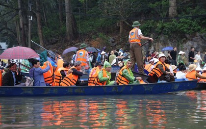 Vòi tiền du khách, lái đò chùa Hương bị 'treo' chèo hết hội