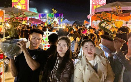 "Biển" người ùn ùn đổ về Ninh Bình đi chợ "mua may, bán rủi" lúc nửa đêm