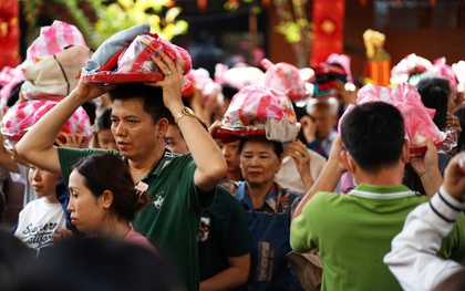 Dòng người TP.HCM đội nắng xoay 3 vòng ở Chùa Ngọc Hoàng, thực hiện nghi thức “chuyển vận” đầu năm