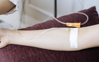 TP.HCM: Truyền trắng da tại căn hộ chung cư, người phụ nữ 34 tuổi tử vong trước khi nhập viện lúc nửa đêm