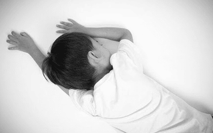 Bé trai 4 tuổi tử vong sau khi uống thứ nước "vạn người mê", camera giám sát ghi lại cảnh tượng đau lòng