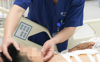 Thấy vật lạ nhấp nháy bên đường, bé trai 9 tuổi cầm lên và cái kết ám ảnh