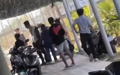 Bé gái 11 tuổi bị thương nặng do 2 nhóm khách ẩu đả nhau tại quán