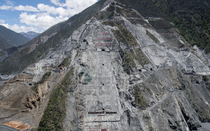 Mang vật liệu lên đỉnh 3.000 mét, dưới lòng đất 650 mét: Láng giềng Việt Nam đang xây công trình chưa từng có trên thế giới