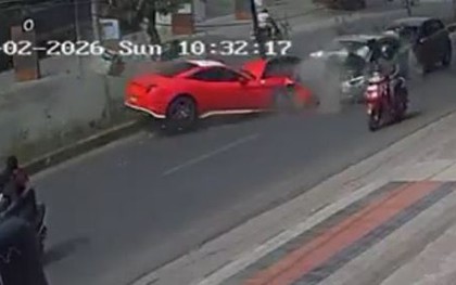 Siêu xe Ferrari trị giá 11,5 tỷ đồng đâm trúng nhiều phương tiện trên phố