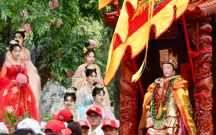 "Tiên đồng Ngọc nữ" xuất hiện giữa phố chiều mùng 9: Điều gì khiến hàng nghìn người đứng kín đường ở Bình Dương?