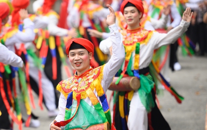 Tận mắt đi xem trai làng Triều Khúc “mặt hoa da phấn” múa điệu con đĩ đánh bồng