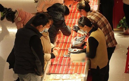 Cặp vợ chồng bán nhà, mang 5,6 tỷ đi mua vàng giữa lúc giá đạt đỉnh, nhân viên lập tức dừng giao dịch