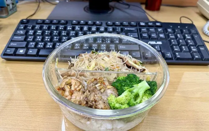 Ai mang cơm trưa đi làm, nếu có 3 món ăn này thì cần vứt ngay vì sinh chất gây ung thư