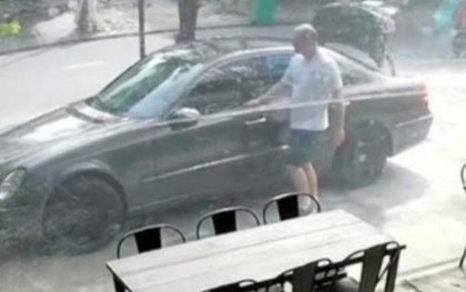 Ô tô “biến mất" trước hẻm nhà, camera ghi lại người nước ngoài nghi vấn