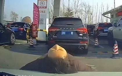 Người phụ nữ lao ra nằm chắn trước đầu ô tô và lý do khó tin