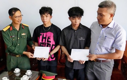 Hai anh em Hạnh - Phúc cùng nhiều cặp song sinh ở Quảng Ngãi viết đơn tình nguyện nhập ngũ