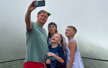 Du khách thích thú check-in Hải Vân Quan trong sương mù