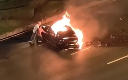 Trung Quốc: Tài xế tử vong trên xe điện cháy do cửa không mở được